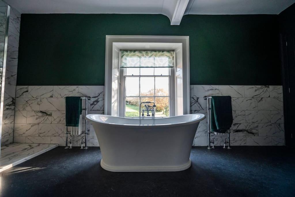 Georgian Country House -Panoramic Views -Sleeps 12 รูธิน ภายนอก รูปภาพ